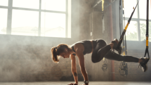 Mujer entrenando TRX