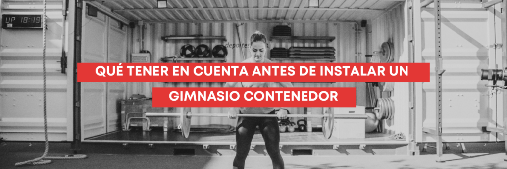 Mujer entrenando con una barra dentro de un gimnasio contenedor CUBOFIT