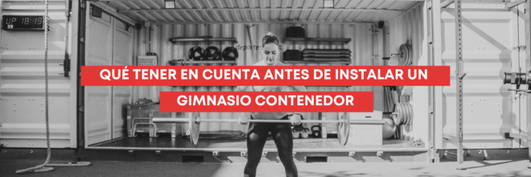 Mujer entrenando con una barra dentro de un gimnasio contenedor CUBOFIT
