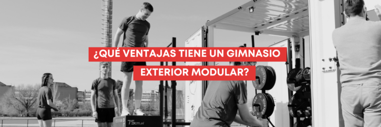 Personas entrenando junto a un gimnasio exterior modular CUBOFIT equipado para ejercicios de fuerza.